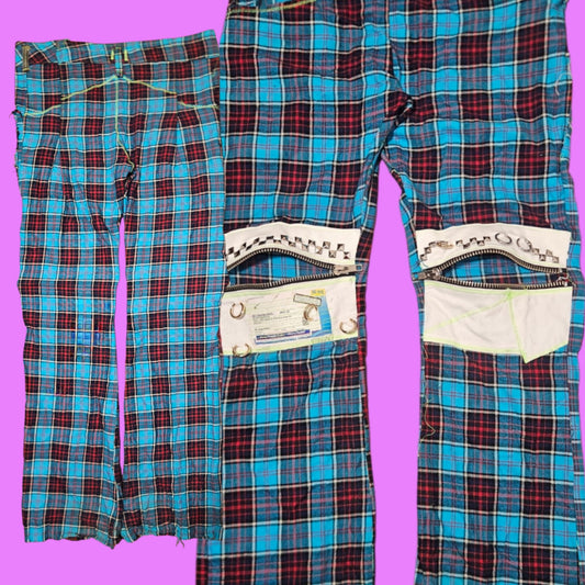 Script zipper knee trousers.