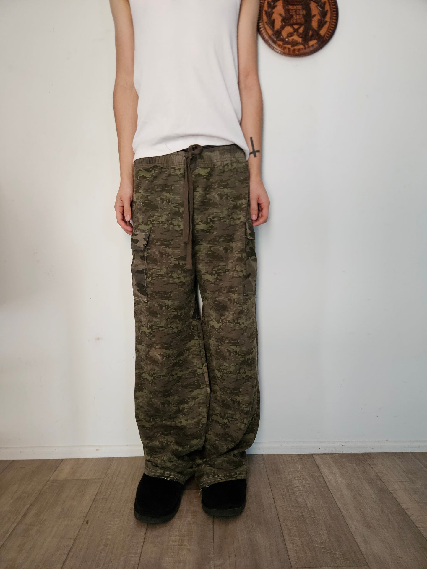 Camo cargo pants (printed black)