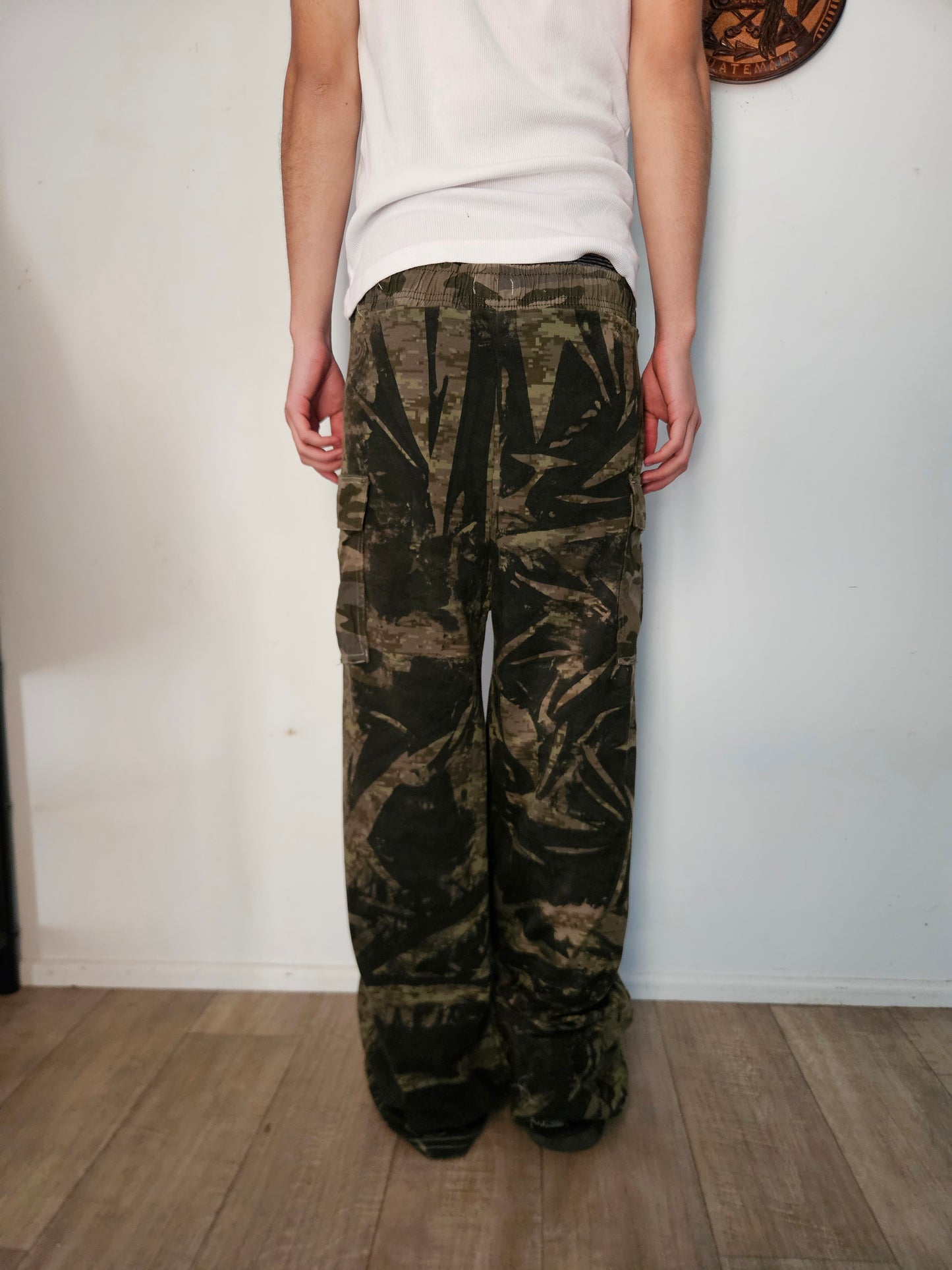 Camo cargo pants (printed black)